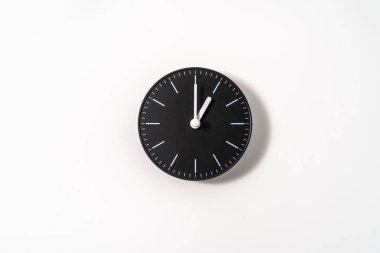 kırpma yolu olan beyaz arkaplanda bir ofis saatini kapat