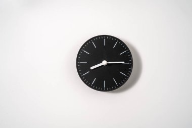 kırpma yolu olan beyaz arkaplanda bir ofis saatini kapat