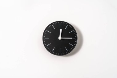 kırpma yolu olan beyaz arkaplanda bir ofis saatini kapat