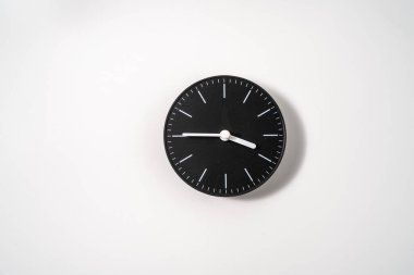 kırpma yolu olan beyaz arkaplanda bir ofis saatini kapat