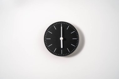 kırpma yolu olan beyaz arkaplanda bir ofis saatini kapat