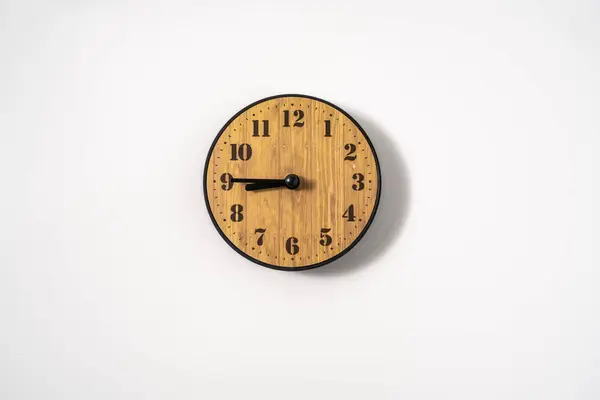 Drewniany Biurowy Zegar Ścienny Białą Tarczą Białym Tle Zegar Ścienny — Zdjęcie stockowe