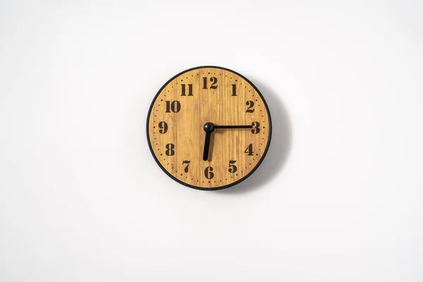 Drewniany Biurowy Zegar Ścienny Białą Tarczą Białym Tle Zegar Ścienny — Zdjęcie stockowe