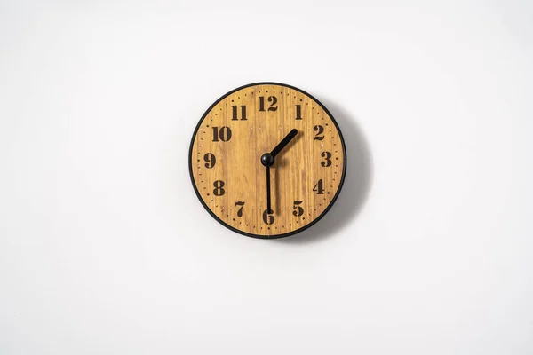 Relógio Parede Escritório Madeira Com Mostrador Branco Fundo Branco Relógio — Fotografia de Stock