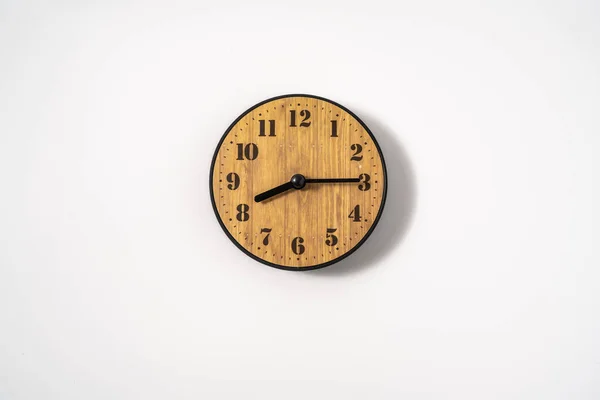 Reloj Pared Oficina Madera Con Esfera Blanca Sobre Fondo Blanco —  Fotos de Stock