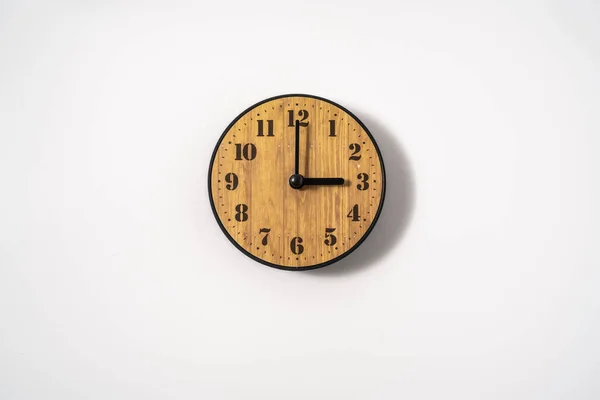 Reloj Pared Oficina Madera Con Esfera Blanca Sobre Fondo Blanco — Foto de Stock