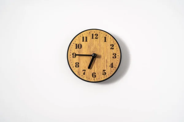 Relógio Parede Escritório Madeira Com Mostrador Branco Fundo Branco Relógio — Fotografia de Stock