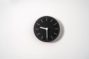 kırpma yolu olan beyaz arkaplanda bir ofis saatini kapat