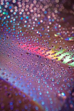 Dvd ortamında su damlaları, renkli arka planda su damlaları