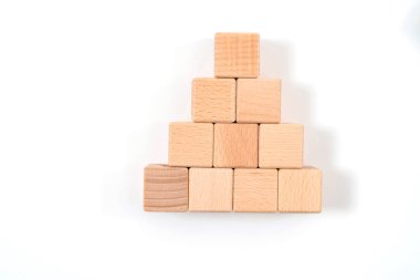 Tahta küp piramit şeklinde düzenlenir, iş konsepti