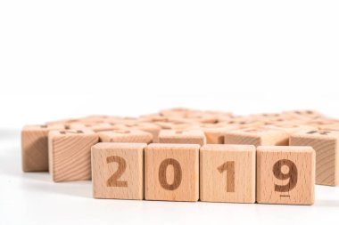 Kelime 2019 beyaz arkaplanda tahta küp zarlar.