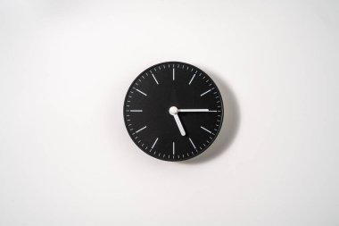 kırpma yolu olan beyaz arkaplanda bir ofis saatini kapat