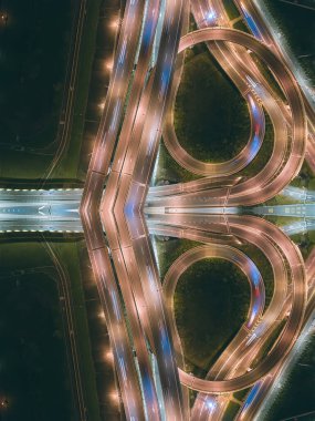 Trafik konsepti görüntüsü, trafik çemberi kuşları gece görüşü Taipei, Tayvan 'daki İHA' yı kullanın..