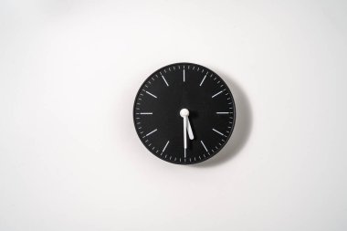 kırpma yolu olan beyaz arkaplanda bir ofis saatini kapat