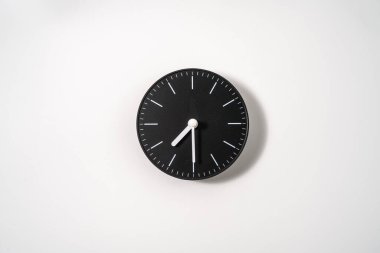 kırpma yolu olan beyaz arkaplanda bir ofis saatini kapat