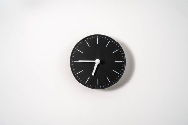 kırpma yolu olan beyaz arkaplanda bir ofis saatini kapat