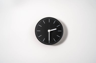 kırpma yolu olan beyaz arkaplanda bir ofis saatini kapat