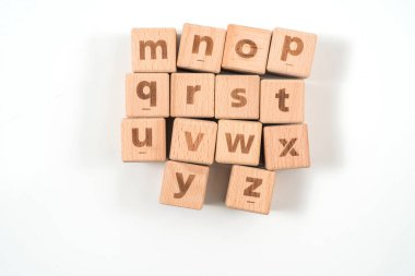 Ahşap, beyaz arka plan üzerinde alfabesi