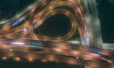 Trafik konsepti görüntüsü, trafik çemberi kuşları gece görüşü Taipei, Tayvan 'daki İHA' yı kullanın..