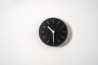 kırpma yolu olan beyaz arkaplanda bir ofis saatini kapat