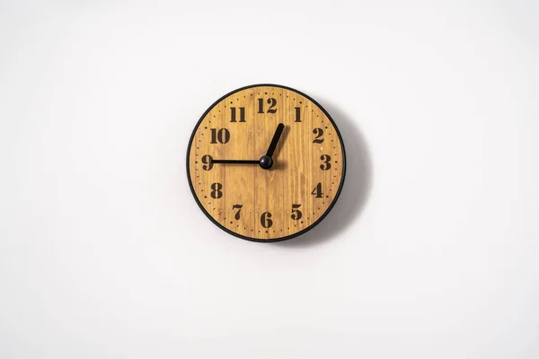 Horloge Murale Bureau Bois Avec Cadran Blanc Sur Fond Blanc — Photo