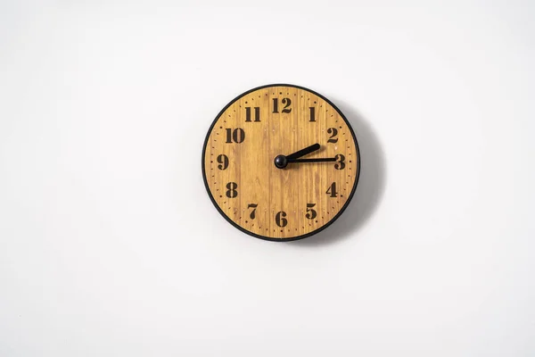 Reloj Pared Oficina Madera Con Esfera Blanca Sobre Fondo Blanco —  Fotos de Stock