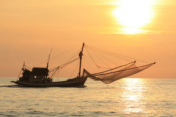 Gün batımında balıkçı teknesi