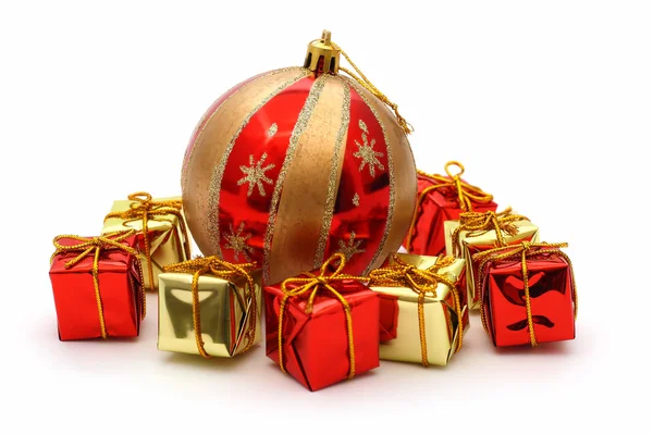 Christmas ball and presents (isolated) — Stock Photo, Image