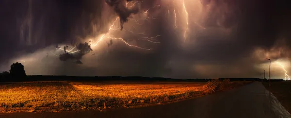 Thunder in a field — Stock Photo, Image