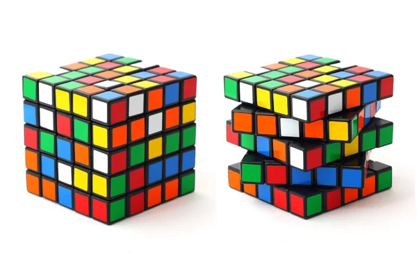 Cubo de Rubik sobre um fundo branco — Fotografia de Stock