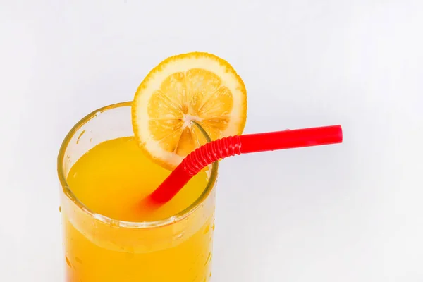 Zitronensaft Mit Einem Strohhalm Glas Limonade Großaufnahme Auf Weißem Hintergrund — Stockfoto