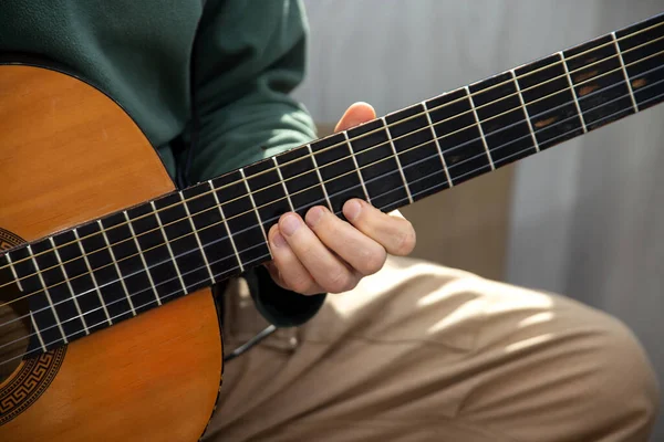 Toca Guitarra Cordas Guitarra Dedos Instrumento Musical Homem Guitarra — Fotografia de Stock