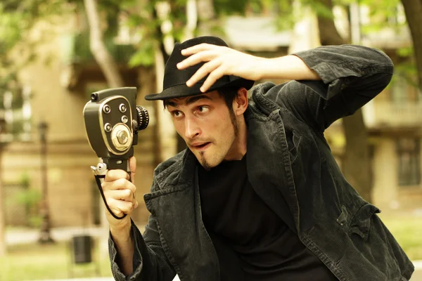 operador Mira a la cámara vieja