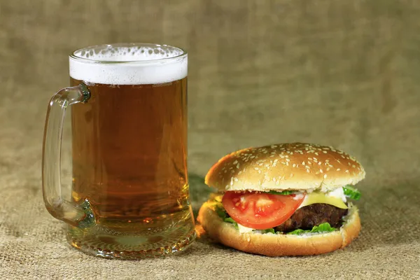 Cerveja e hambúrguer — Fotografia de Stock
