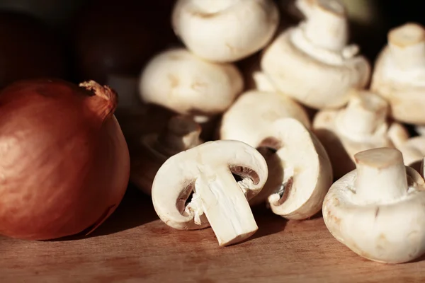 White mushrooms and onions — Stock fotografie