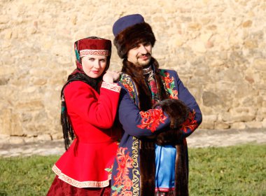 erkek ve kadın Rus ulusal giysileri içinde