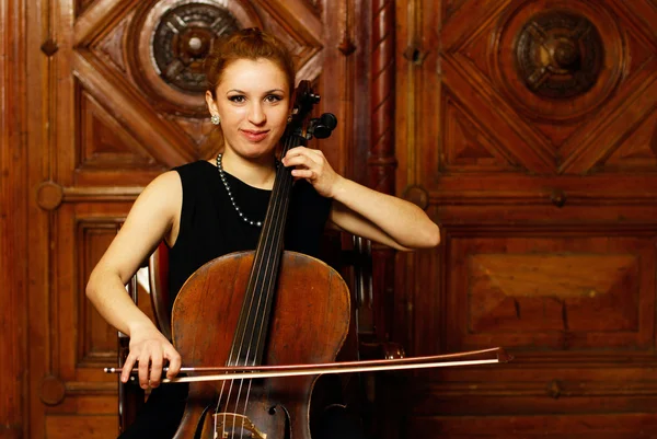 Chica tocando violonchelo —  Fotos de Stock