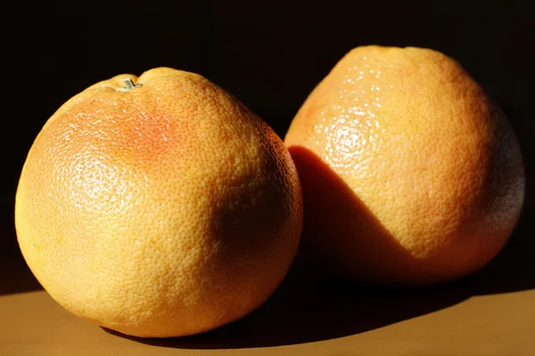 Zwei reife Grapefruits — Stockfoto