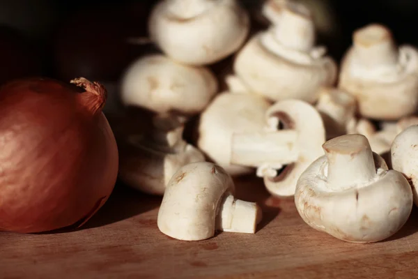 Cogumelos frescos e cebolas — Fotografia de Stock