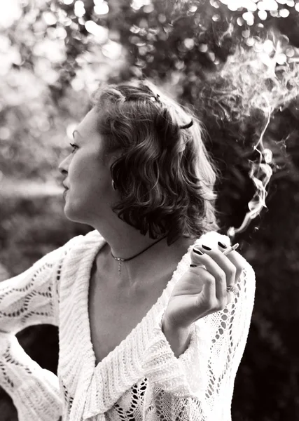 Mujer fumando en blanco y negro — Foto de Stock