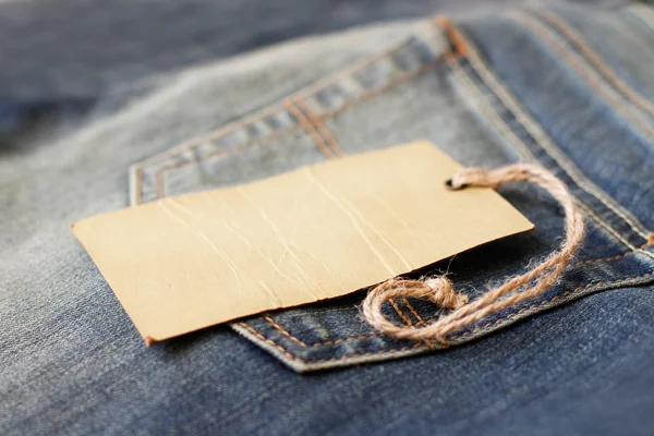 Jeans med blank papper prislapp — Stockfoto