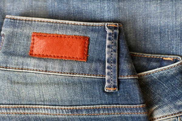 Jeans met lege lederen etiket — Stockfoto