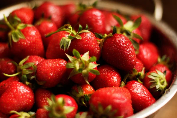 Fresh ripe strawberries in a bowl — Stock Photo, Image