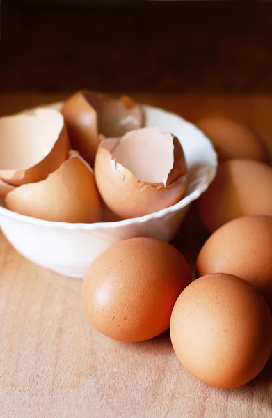 Uova fresche e vuote nella ciotola — Foto Stock