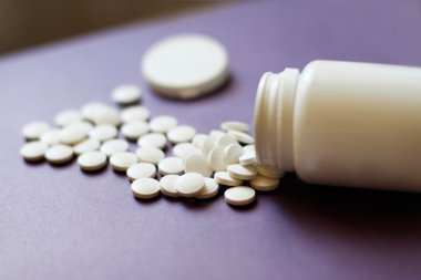 İlaç şişe dışına düşmüş hap