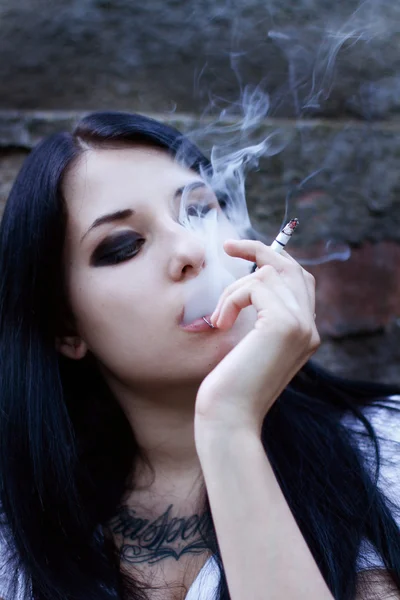 Νεαρό κορίτσι με το τατουάζ και την κακή συνήθεια να καπνίζουν — Φωτογραφία Αρχείου