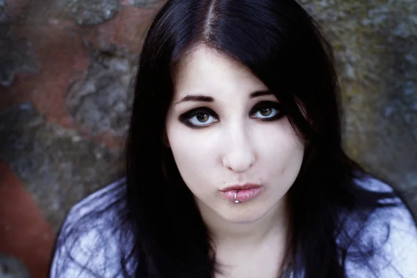 Teen flicka med piercing i läppen — Stockfoto