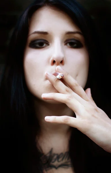 Young girl smokes — Stock Photo, Image
