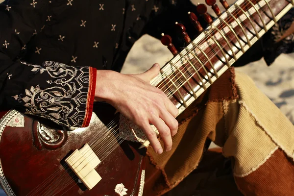 Tocando a sitar — Fotografia de Stock