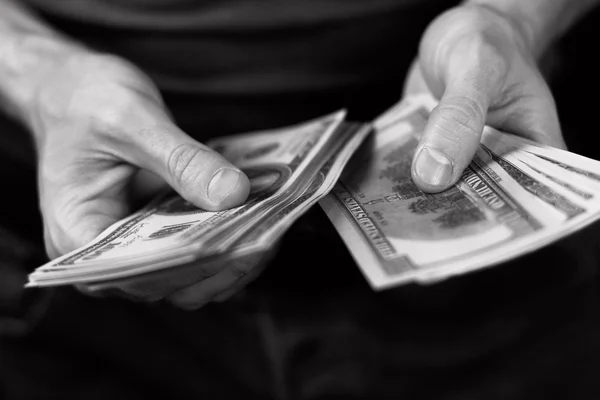 Pengar i händerna — Stockfoto
